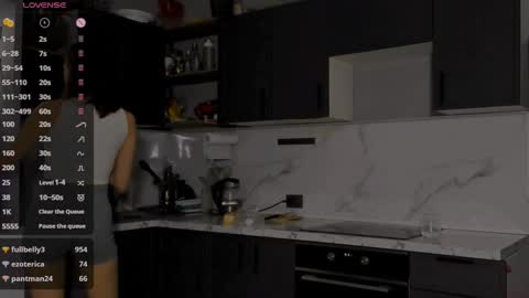 Snapshot of internetsexplorer chatting on 21, 12, 2024 Bernadette  Join  online show from 21, 12, 2024