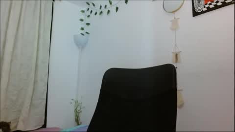 Snapshot of internetxdoll chatting on 19, 12, 2024 Call me Avri thumps up 666 help pls..Dont forget to smile online show from 19, 12, 2024