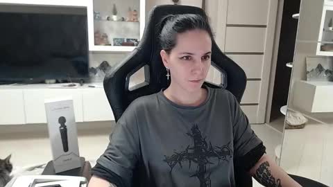 Irwi Tomboy online show from 19, 12, 2024