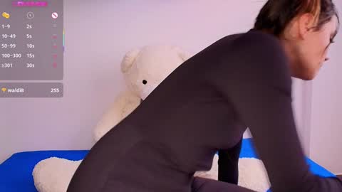 Isabella Laurentt  online show from 5, 2, 2025