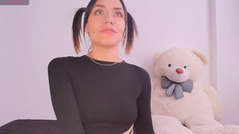 Isabella Laurentt  online show from 13, 2, 2025