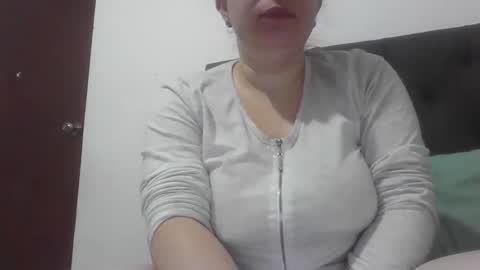 Snapshot of isabellaa_hills_ chatting on 13, 11, 2025 isabellaa_hills_ online show from 13, 11, 2025