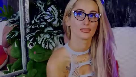 IsabelleEthan online show from 3, 10, 2025