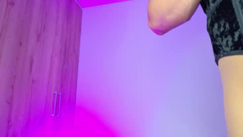 Isabella Hilton online show from 5, 3, 2026