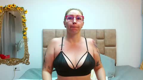 Snapshot of isisduzan chatting on 12, 2, 2025 isisduzan online show from 12, 2, 2025