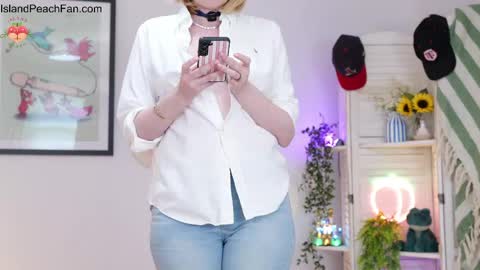 Snapshot of island_peach chatting on 26, 4, 2026 Lou Peaches online show from 26, 4, 2026