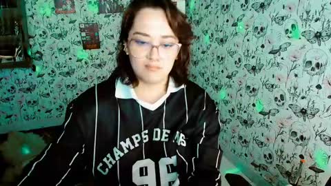 Snapshot of issis_demon chatting on 16, 5, 2026 Yiz online show from 16, 5, 2026
