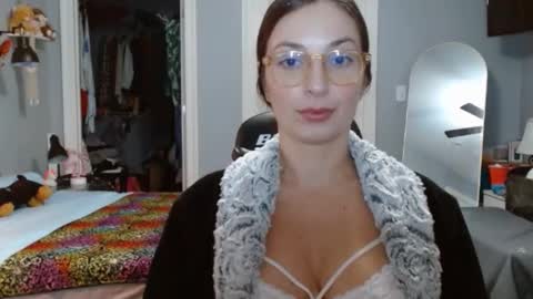 Snapshot of italiana25 chatting on 5, 12, 2024 Bella Bloom online show from 5, 12, 2024
