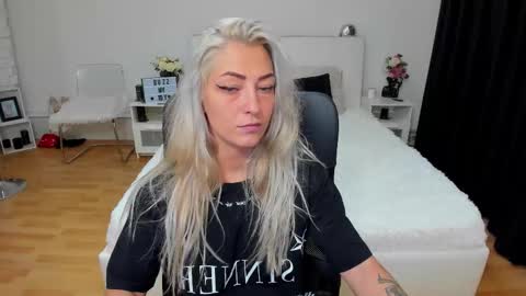 Snapshot of ivyfoxx_ chatting on 16, 9, 2025 IvyFox online show from 16, 9, 2025