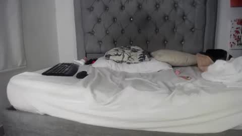 Izabella online show from 1, 3, 2025