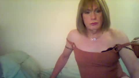 Snapshot of izzy_mchoney chatting on 2, 1, 2025 izzy_mchoney online show from 2, 1, 2025