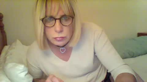 Snapshot of izzy_mchoney chatting on 10, 9, 2025 izzy_mchoney online show from 10, 9, 2025