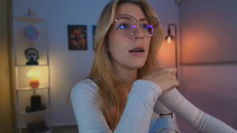 Linda Sofia help me get to 100 thumbs up online show from 26, 10, 2025