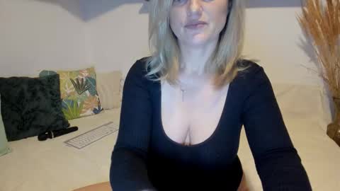 Snapshot of jadore_able82 chatting on 1, 2, 2026 elena online show from 1, 2, 2026