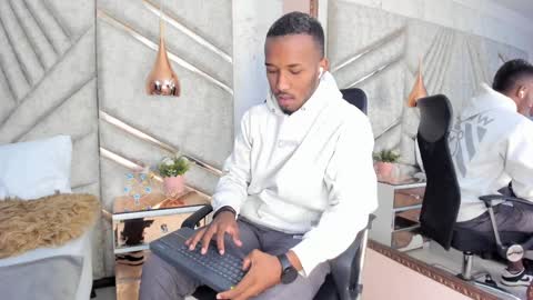 Snapshot of jamesparck chatting on 10, 1, 2025 James online show from 10, 1, 2025