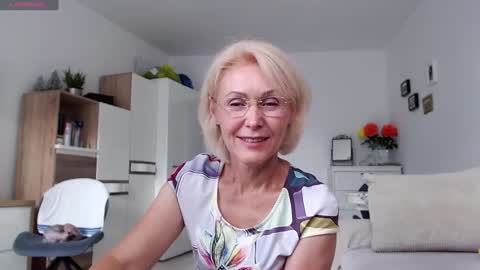 Snapshot of jasmin18v chatting on 12, 9, 2025 Jasmin room for people 40 online show from 12, 9, 2025