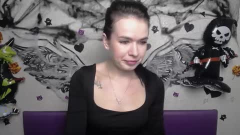 JasmineKouch online show from 28, 10, 2025