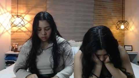 Jazmin and Scarlett online show from 4, 12, 2025