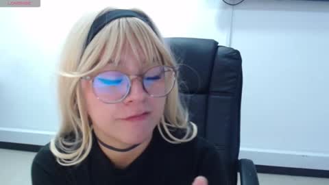 Snapshot of jenn_cg chatting on 8, 11, 2025 jenn online show from 8, 11, 2025