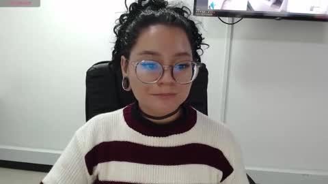 Snapshot of jenn_cg chatting on 13, 11, 2025 jenn online show from 13, 11, 2025