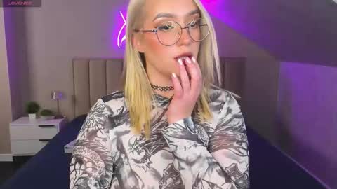 Snapshot of joyfuljasmine chatting on 16, 10, 2025 Vickie online show from 16, 10, 2025