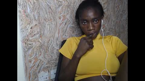 Snapshot of juicyberryx chatting on 8, 2, 2025 queen online show from 8, 2, 2025