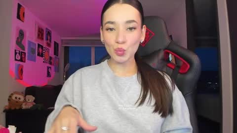 Snapshot of julidavila chatting on 17, 5, 2026 Jeimy Help me to reach 100 thumbs up online show from 17, 5, 2026