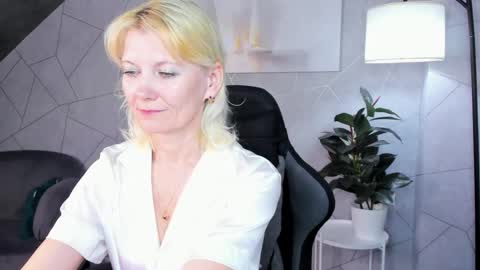 Snapshot of julie_lucasss chatting on 4, 6, 2026 Julie Lucasss online show from 4, 6, 2026