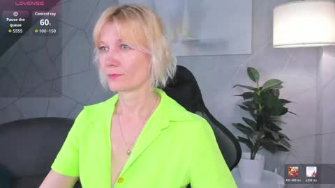 Snapshot of julie_lucasss chatting on 7, 6, 2026 Julie Lucasss online show from 7, 6, 2026