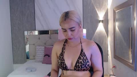 Snapshot of julieta__fox_ chatting on 7, 6, 2026 julieta__fox_ online show from 7, 6, 2026