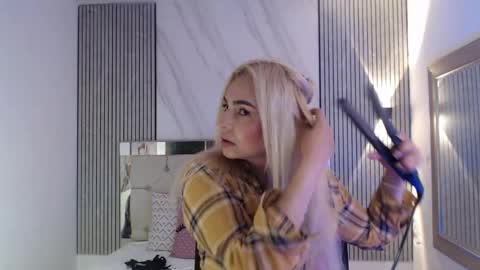 Snapshot of julieta__fox_ chatting on 8, 6, 2026 julieta__fox_ online show from 8, 6, 2026