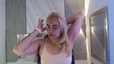Snapshot of julieta__fox_ chatting on 9, 6, 2026 julieta__fox_ online show from 9, 6, 2026