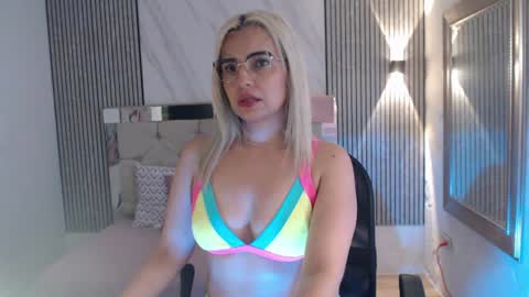 Snapshot of julieta__fox_ chatting on 23, 7, 2026 julieta__fox_ online show from 23, 7, 2026