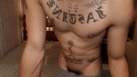 justine_hunk online show from 19, 4, 2026