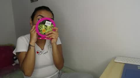 Snapshot of kammy_cami chatting on 22, 10, 2025 kammy   y   camila online show from 22, 10, 2025