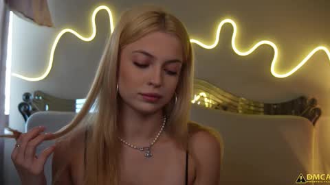 Snapshot of kelly_peachpiee chatting on 24, 9, 2025 Kelly online show from 24, 9, 2025