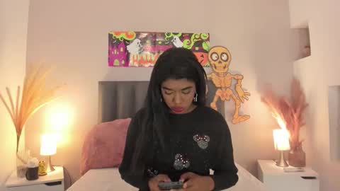 kendrachavez_ online show from 13, 10, 2025