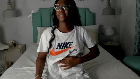 Snapshot of kentha_mitchells chatting on 8, 1, 2025 kentha_mitchells online show from 8, 1, 2025