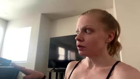 Snapshot of khloemariexox chatting on 17, 10, 2025 khloemariexoxo online show from 17, 10, 2025