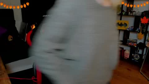 Wolfs Girl online show from 29, 10, 2025