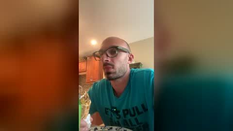 Snapshot of kingdaddysayless chatting on 7, 7, 2026 kingdaddysayless online show from 7, 7, 2026
