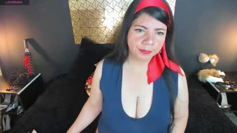 Snapshot of kinkyy_mom chatting on 12, 9, 2025 kinkyy_mom online show from 12, 9, 2025