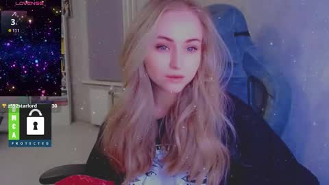 Snapshot of kira_love_sleep chatting on 17, 11, 2025 you know thumb up me please its important online show from 17, 11, 2025