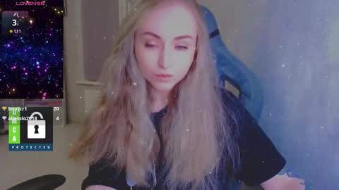 Snapshot of kira_love_sleep chatting on 1, 12, 2025 you know thumb up me please its important online show from 1, 12, 2025