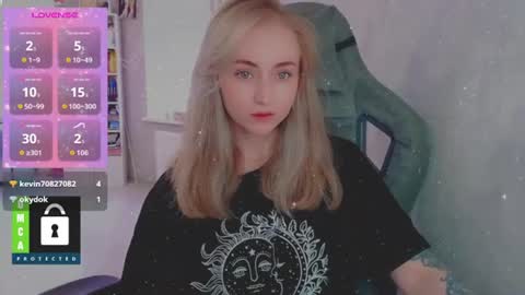 Snapshot of kira_love_sleep chatting on 14, 7, 2026 you know thumb up me please its important online show from 14, 7, 2026