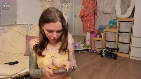 Snapshot of kiralotus chatting on 23, 4, 2026 little vampire online show from 23, 4, 2026