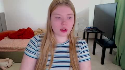 Snapshot of kitten_jenny01 chatting on 9, 5, 2026 Jennyblonde and Emmabrunette online show from 9, 5, 2026