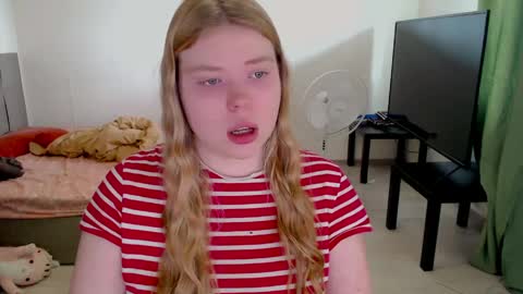 Snapshot of kitten_jenny01 chatting on 10, 5, 2026 Jennyblonde and Emmabrunette online show from 10, 5, 2026