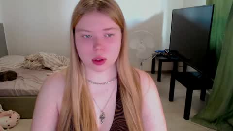 Snapshot of kitten_jenny01 chatting on 26, 5, 2026 Jennyblonde and Emmabrunette online show from 26, 5, 2026