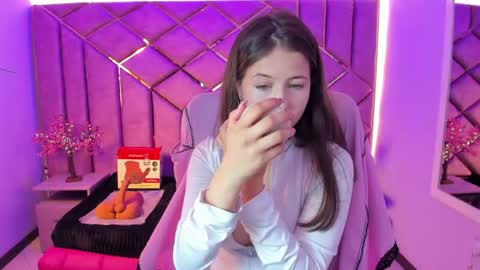 Snapshot of kittypinky01 chatting on 25, 6, 2026 Sarah online show from 25, 6, 2026